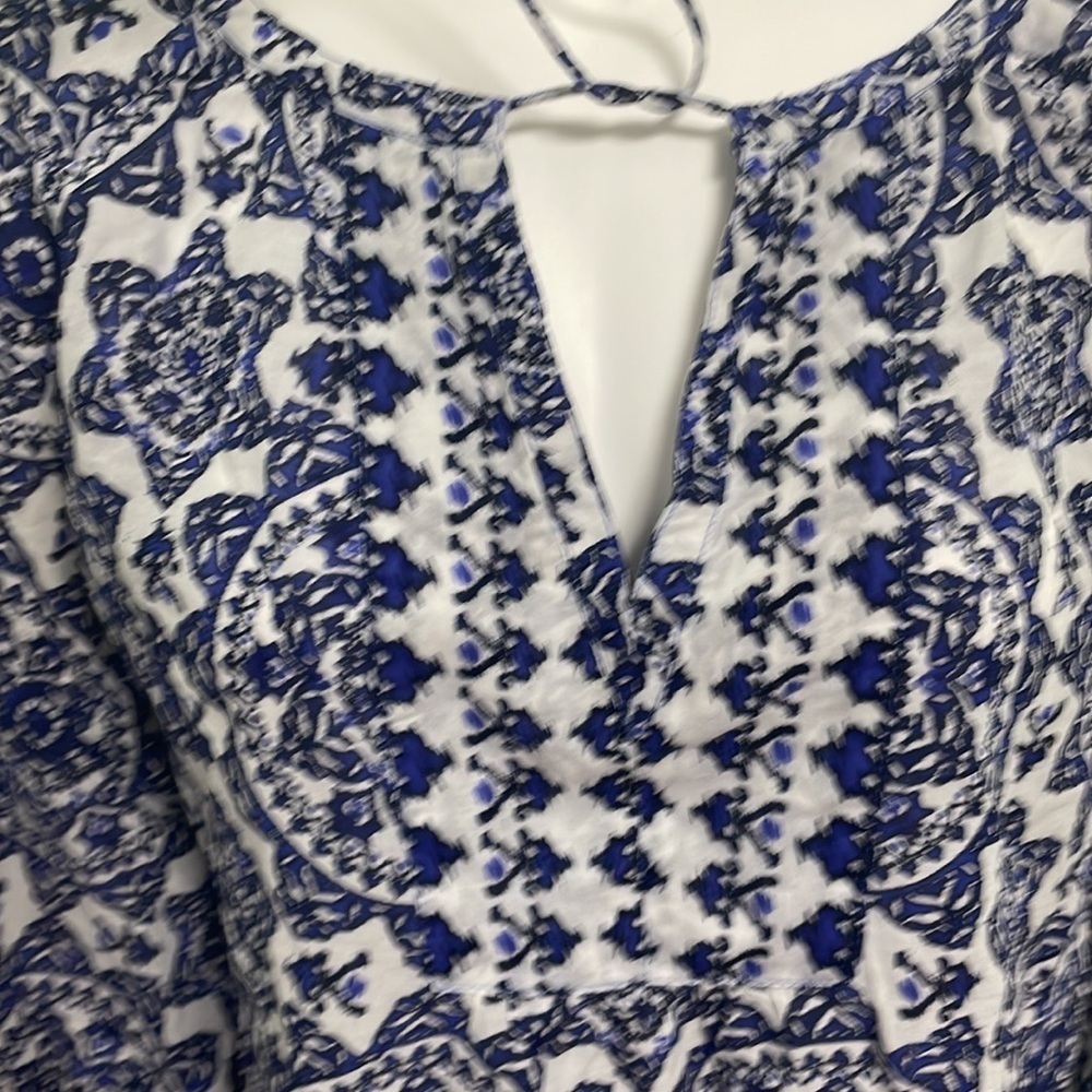 Tyler Boe Blue & White Medallion Print V-Neck Tunic Blouse - Picture 4 of 8